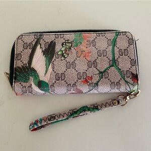 GD Women's Wallet Wristlet Purse GD Logo Pattern W/Floral Overlay  Nice Cond….